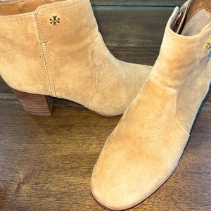 Tory Burch ankle boots in suede. Tan colored. Size 5.5M All Leather. GUC